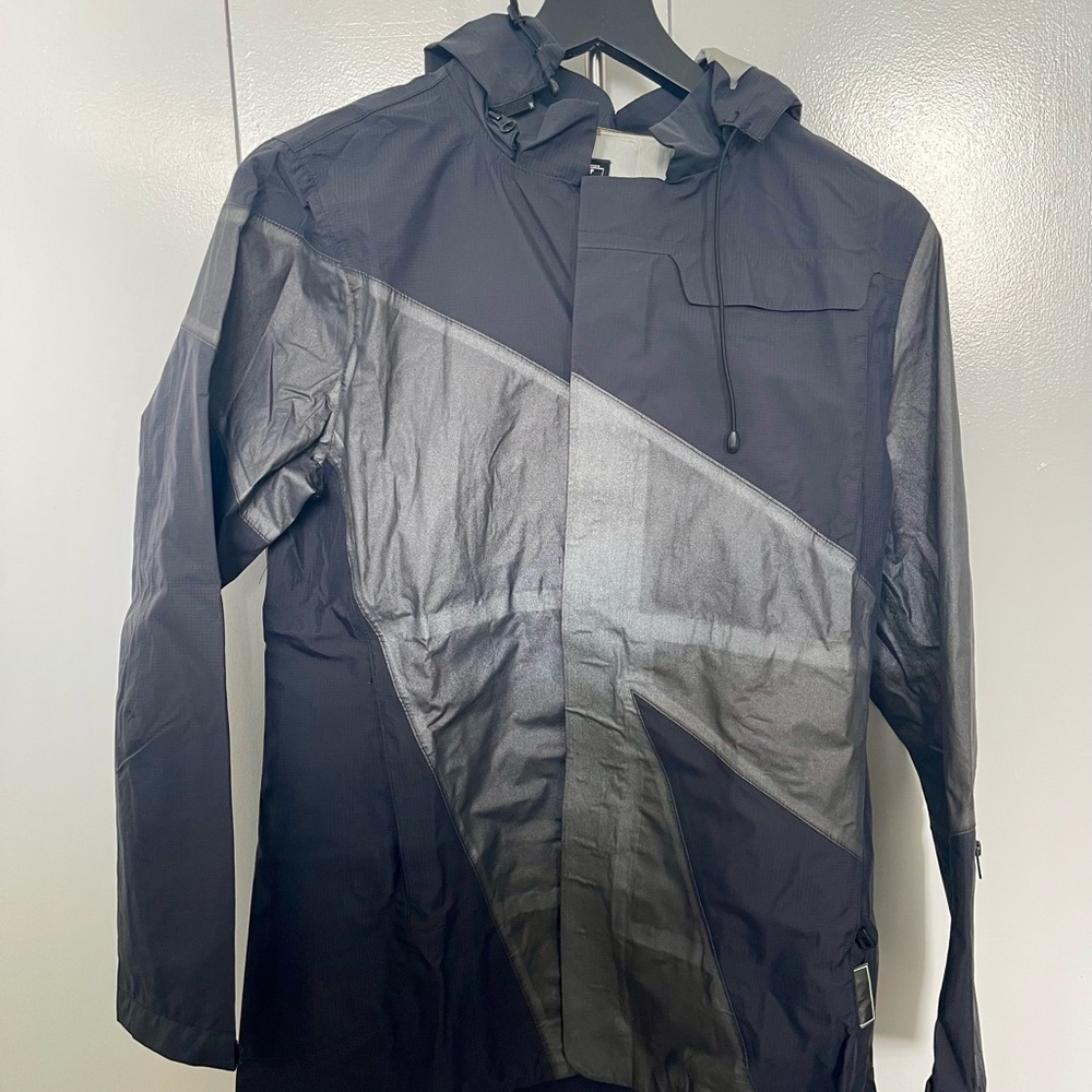 New Balance Men’s & Women’s Black and Silver Raincoat